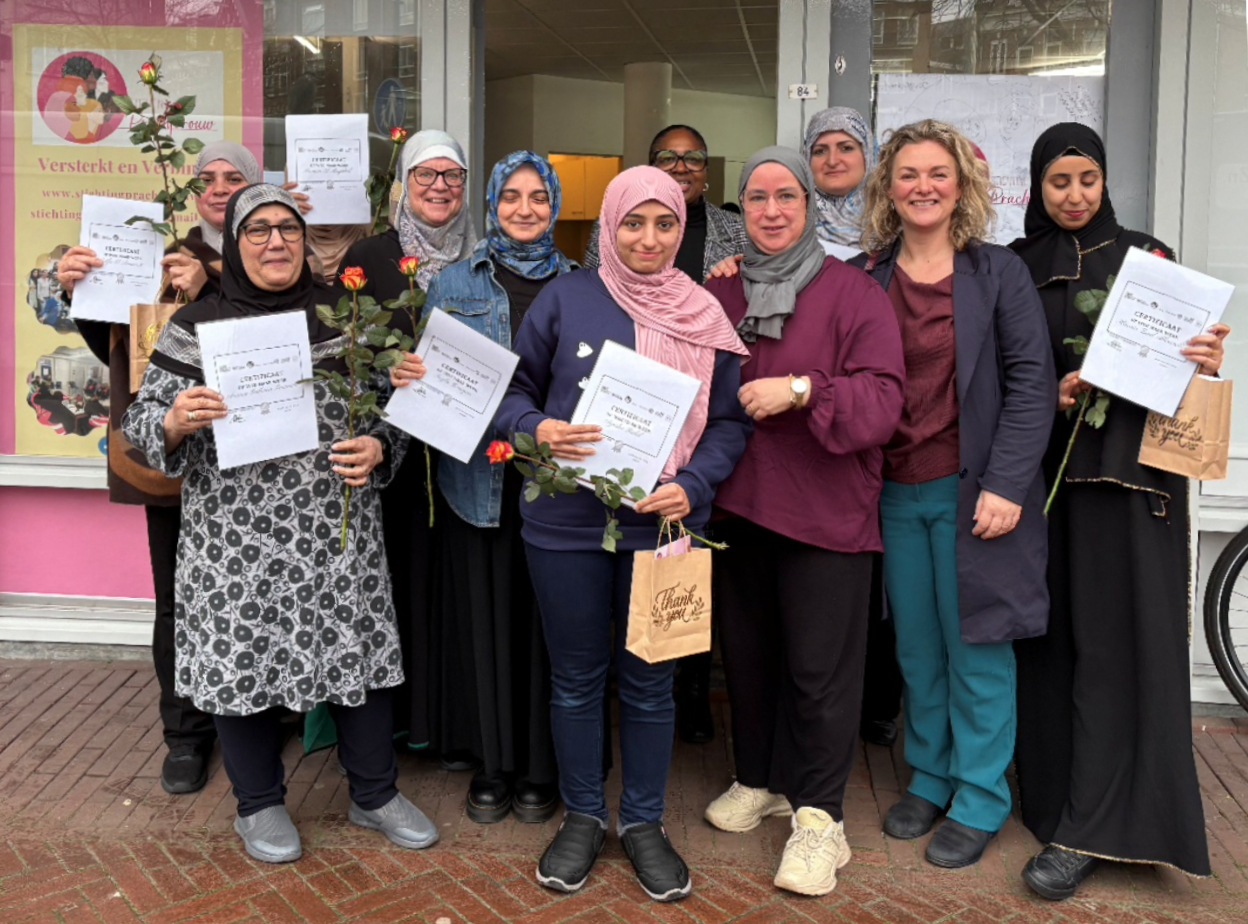 Alliantie-SamenSterkVoorWerk-Certificatenuitreiking Op Weg Naar Werk bij Stichting Prachtvrouw